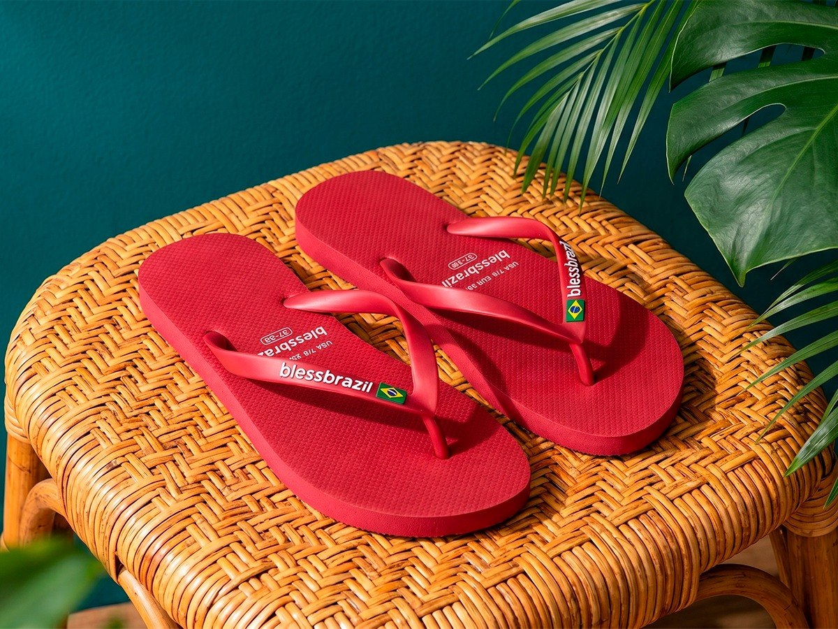 Sandálias Bless Brazil em borracha SBR premium — modelo vermelho em ambiente com alma brasileira