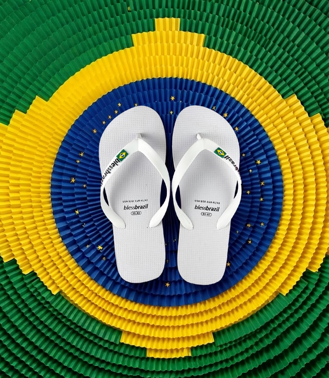 Sandália oficial Bless Brazil com estampa floral em ambiente de verão